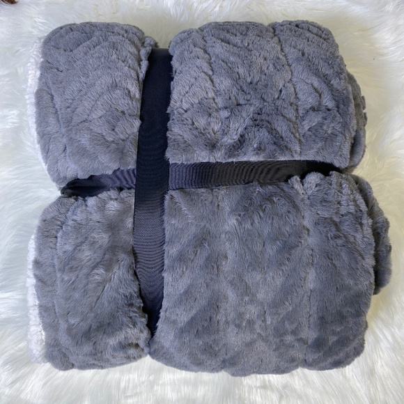 ⭐️SALE⭐️Charcoal Diamond Micromink Sherpa - Picture 2 of 3